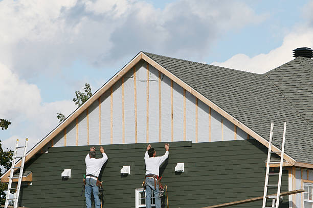 Professional Vinyl Siding technician working in Ligonier, IN